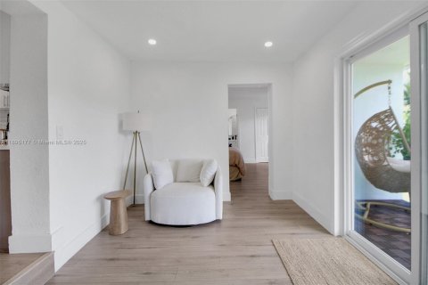 Casa en alquiler en North Miami Beach, Florida, 5 dormitorios, 194.54 m2 № 1949589 - foto 21