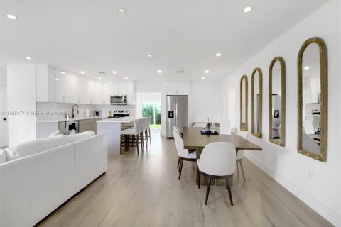 Casa en alquiler en North Miami Beach, Florida, 5 dormitorios, 194.54 m2 № 1949589 - foto 6