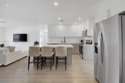 Casa en alquiler en North Miami Beach, Florida, 5 dormitorios, 194.54 m2 № 1949589 - foto 14