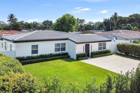 Casa en alquiler en North Miami Beach, Florida, 5 dormitorios, 194.54 m2 № 1949589 - foto 4
