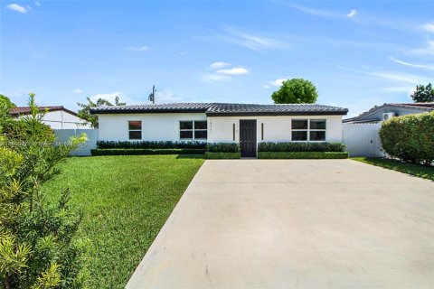 Casa en alquiler en North Miami Beach, Florida, 5 dormitorios, 194.54 m2 № 1949589 - foto 2