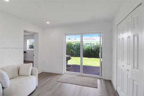 Casa en alquiler en North Miami Beach, Florida, 5 dormitorios, 194.54 m2 № 1949589 - foto 22
