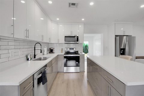 Casa en alquiler en North Miami Beach, Florida, 5 dormitorios, 194.54 m2 № 1949589 - foto 13