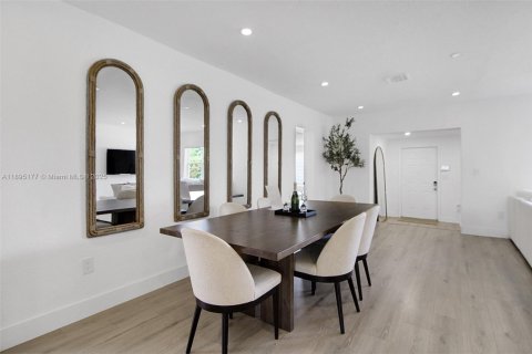 Casa en alquiler en North Miami Beach, Florida, 5 dormitorios, 194.54 m2 № 1949589 - foto 8