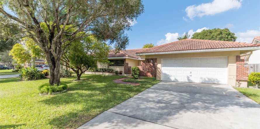 House in Davie, Florida 4 bedrooms, 205.31 sq.m. № 2018357