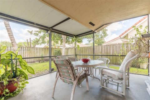 House in Davie, Florida 4 bedrooms, 205.31 sq.m. № 2018357 - photo 23