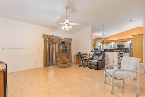 House in Davie, Florida 4 bedrooms, 205.31 sq.m. № 2018357 - photo 10