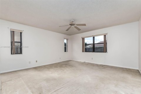 House in Davie, Florida 4 bedrooms, 205.31 sq.m. № 2018357 - photo 14