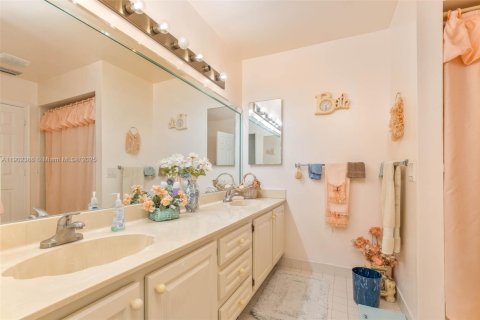 House in Davie, Florida 4 bedrooms, 205.31 sq.m. № 2018357 - photo 17