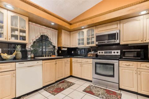 House in Davie, Florida 4 bedrooms, 205.31 sq.m. № 2018357 - photo 13