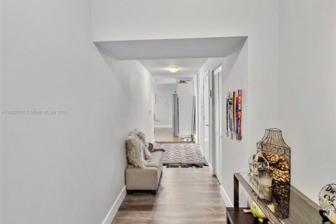 Condominio en venta en Miami, Florida, 1 dormitorio, 113.34 m2 № 1985485 - foto 13