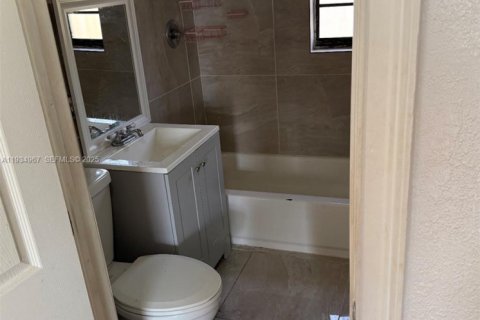 Casa en venta en Miami, Florida, 3 dormitorios, 145.02 m2 № 1993212 - foto 2