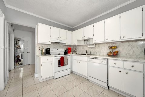 Купить виллу или дом в Майами, Флорида 4 спальни, 158.96м2, № 1984535 - фото 14