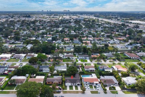 Купить виллу или дом в Майами, Флорида 4 спальни, 158.96м2, № 1984535 - фото 2