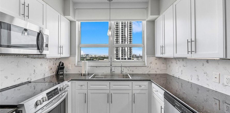 Кондоминиум с 2 спальнями в Майами, Флорида № 1988311