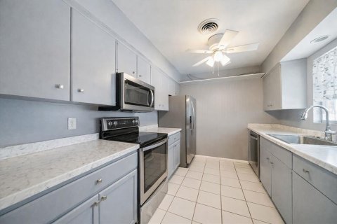 House in Sarasota, Florida 3 bedrooms, 154.87 sq.m. № 2109542 - photo 10