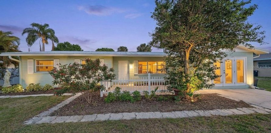House in Sarasota, Florida 3 bedrooms, 154.87 sq.m. № 2109542