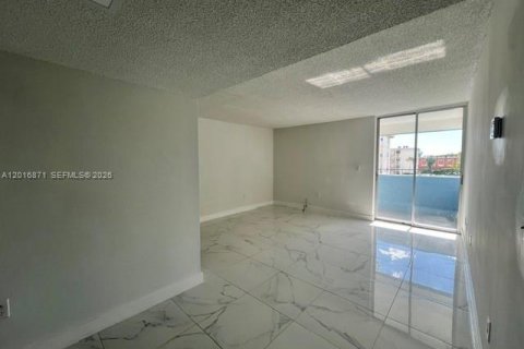 Condominio en venta en Miami, Florida, 1 dormitorio, 57.97 m2 № 2145718 - foto 11