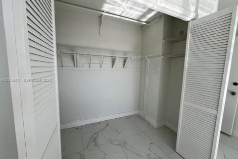 Condominio en venta en Miami, Florida, 1 dormitorio, 57.97 m2 № 2145718 - foto 12