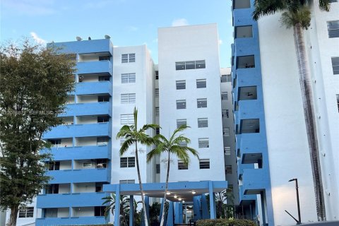 Condominio en Miami, Florida, 1 dormitorio  № 2145718