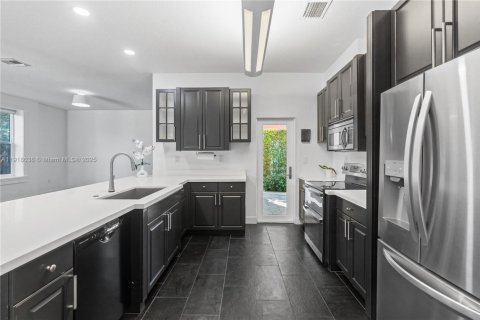 Casa en venta en Miami, Florida, 5 dormitorios, 262.91 m2 № 1973899 - foto 21