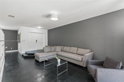Casa en venta en Miami, Florida, 5 dormitorios, 262.91 m2 № 1973899 - foto 10