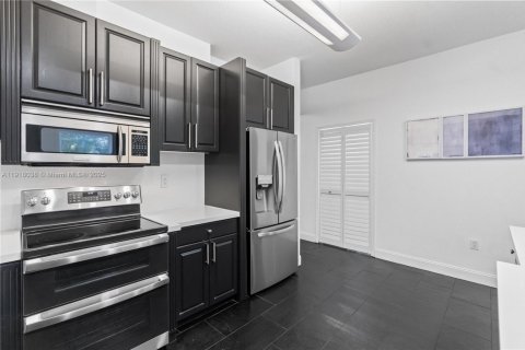 Casa en venta en Miami, Florida, 5 dormitorios, 262.91 m2 № 1973899 - foto 19