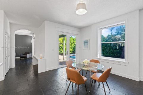 Casa en venta en Miami, Florida, 5 dormitorios, 262.91 m2 № 1973899 - foto 27