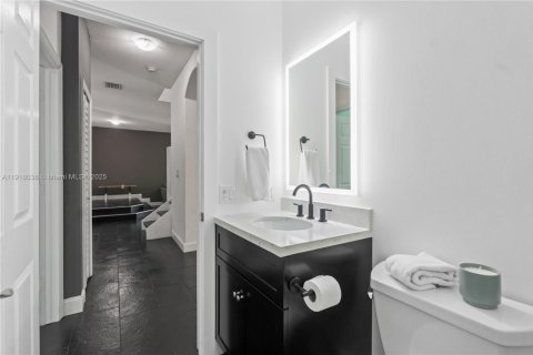 Casa en venta en Miami, Florida, 5 dormitorios, 262.91 m2 № 1973899 - foto 29