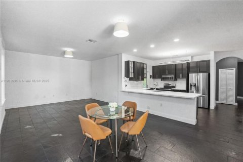 Casa en venta en Miami, Florida, 5 dormitorios, 262.91 m2 № 1973899 - foto 25