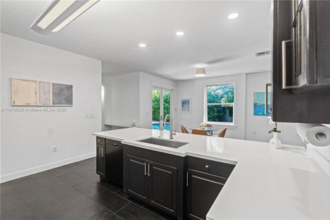 Casa en venta en Miami, Florida, 5 dormitorios, 262.91 m2 № 1973899 - foto 16