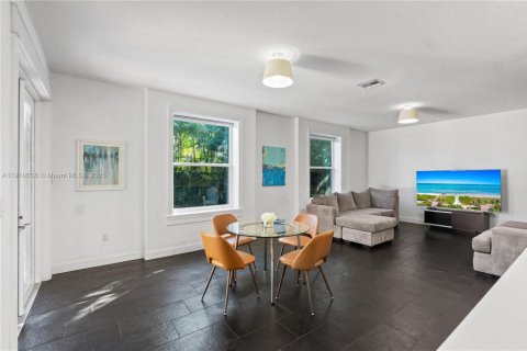 Casa en venta en Miami, Florida, 5 dormitorios, 262.91 m2 № 1973899 - foto 4