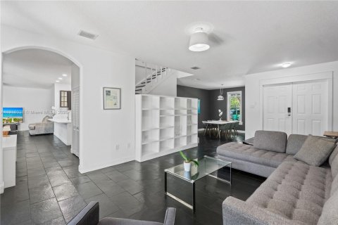 Casa en venta en Miami, Florida, 5 dormitorios, 262.91 m2 № 1973899 - foto 11