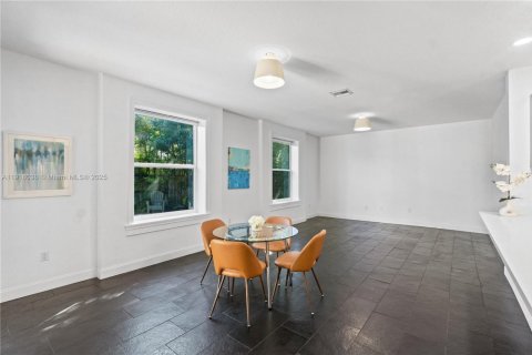 Casa en venta en Miami, Florida, 5 dormitorios, 262.91 m2 № 1973899 - foto 24