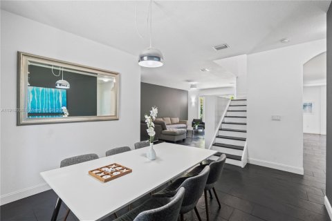 Casa en venta en Miami, Florida, 5 dormitorios, 262.91 m2 № 1973899 - foto 15