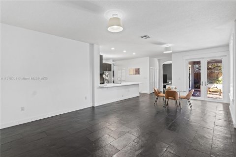 Casa en venta en Miami, Florida, 5 dormitorios, 262.91 m2 № 1973899 - foto 23
