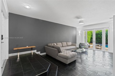 Casa en venta en Miami, Florida, 5 dormitorios, 262.91 m2 № 1973899 - foto 9