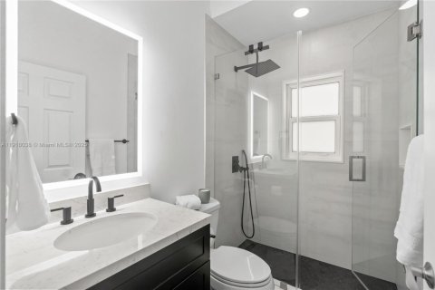 Casa en venta en Miami, Florida, 5 dormitorios, 262.91 m2 № 1973899 - foto 30