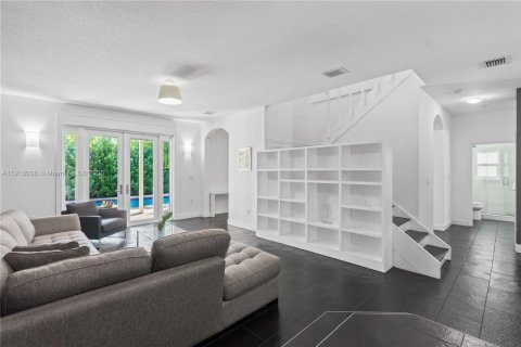 Casa en venta en Miami, Florida, 5 dormitorios, 262.91 m2 № 1973899 - foto 12