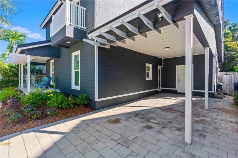 Casa en venta en Miami, Florida, 5 dormitorios, 262.91 m2 № 1973899 - foto 7