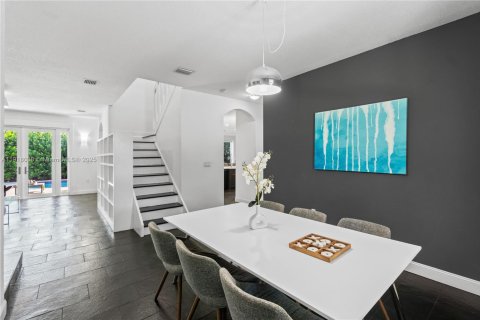 Casa en venta en Miami, Florida, 5 dormitorios, 262.91 m2 № 1973899 - foto 14