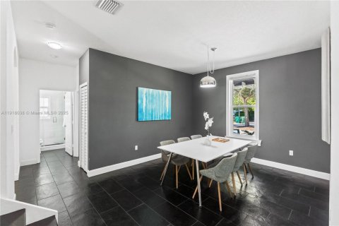 Casa en venta en Miami, Florida, 5 dormitorios, 262.91 m2 № 1973899 - foto 13