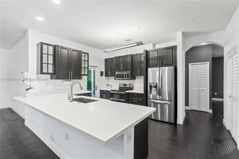 Casa en venta en Miami, Florida, 5 dormitorios, 262.91 m2 № 1973899 - foto 3