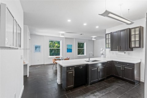 Casa en venta en Miami, Florida, 5 dormitorios, 262.91 m2 № 1973899 - foto 20