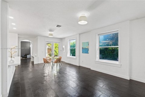 Casa en venta en Miami, Florida, 5 dormitorios, 262.91 m2 № 1973899 - foto 22