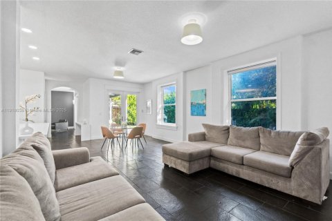 Casa en venta en Miami, Florida, 5 dormitorios, 262.91 m2 № 1973899 - foto 28