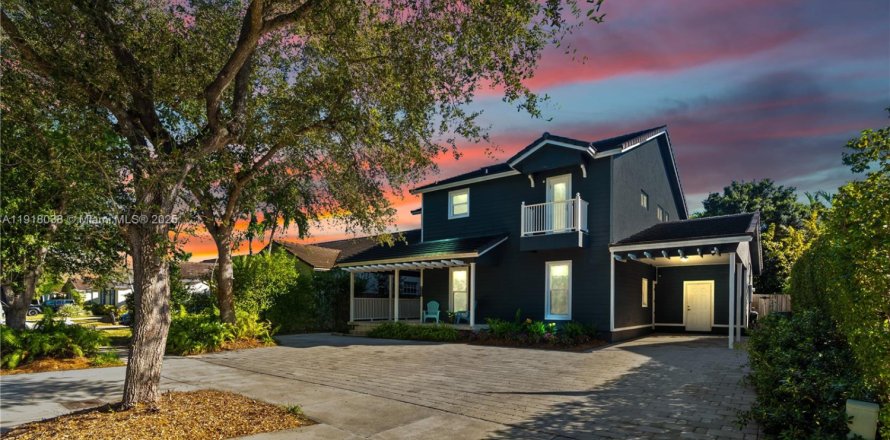 Casa en Miami, Florida 5 dormitorios, 262.91 m2 № 1973899