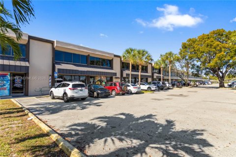 Commercial property in Pompano Beach, Florida № 2000586 - photo 3