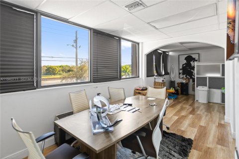 Commercial property in Pompano Beach, Florida № 2000586 - photo 11