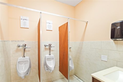 Commercial property in Pompano Beach, Florida № 2000586 - photo 18